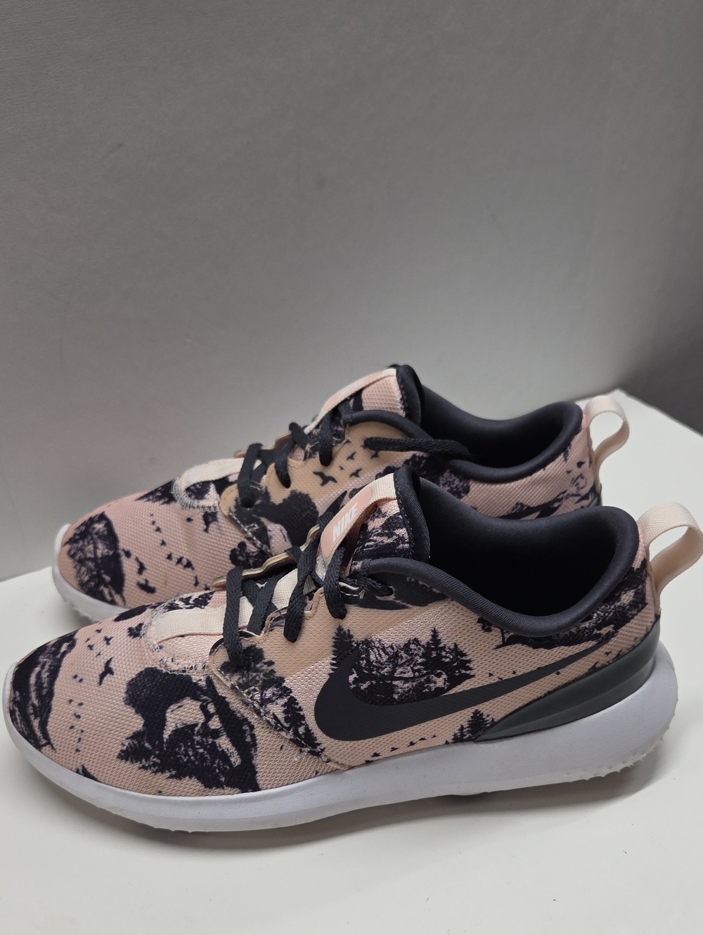 Nike Women's Golf Sneakers  Roshe G birds Print Size 8.5